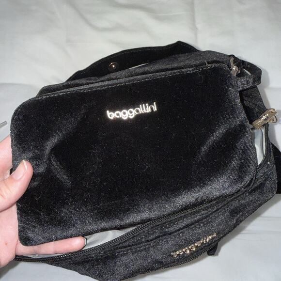 Baggallini Modern Everywhere Bag In Black Velvet With Gold Hardware - Picture 5 of 11